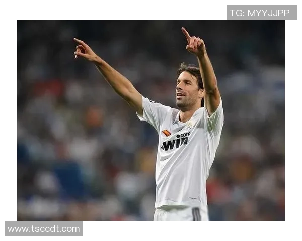 偶遇足球巨星,她的心跳瞬间加速,激动与羞涩交织的奇妙时刻 偶遇足球巨星,她的心跳瞬间加速,激动与羞涩交织的奇妙时刻