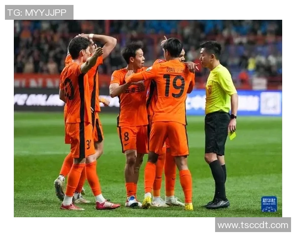 足球场上的黄牌之星:这些球员为何频频被警告引发争议 足球场上的黄牌之星:这些球员为何频频被警告引发争议