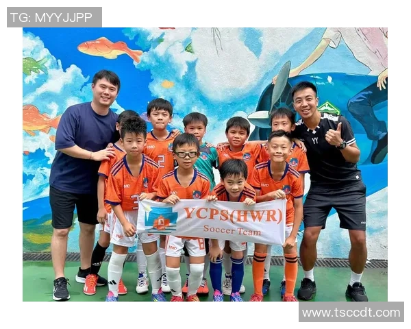 足球巨星家庭欢乐时光 卡通风格展现温馨团聚时刻